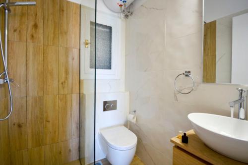 格利法达Two-bedroom Condo with Sea View in Glyfada的浴室配有卫生间、盥洗盆和淋浴。