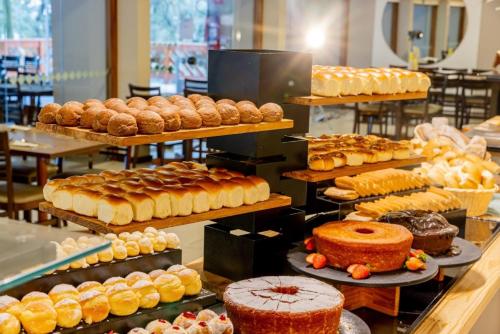 阿蒂巴亚Eldorado Atibaia Eco Resort的面包店,提供多种不同的蛋糕和糕点