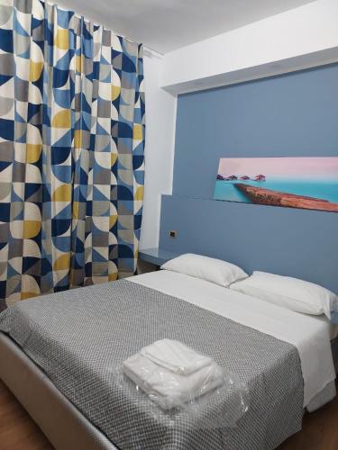 阿韦尔萨Il Giramondo的一间卧室配有床和带窗帘的窗户