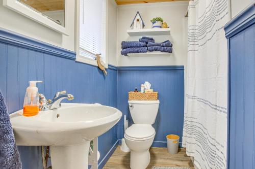 IronsCozy Wellston Cabin - Walk to Crystal Lake!的浴室配有白色卫生间和盥洗盆。