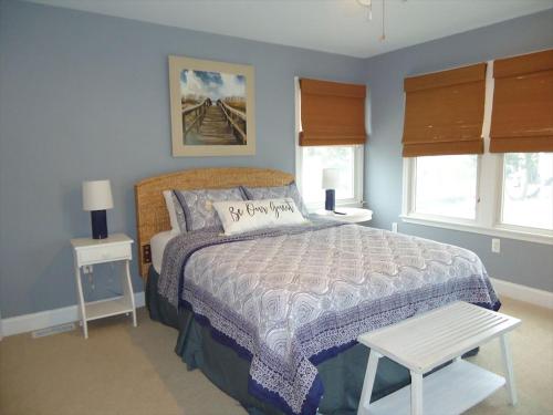 布兰特海滩Peachbrook, Llc的一间卧室设有一张大床和两个窗户。