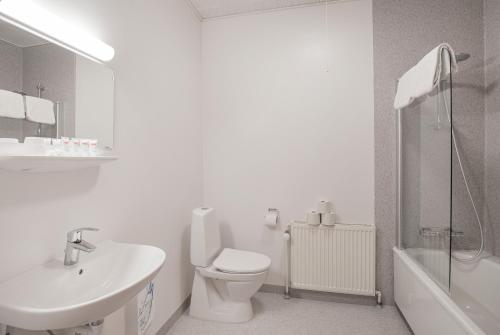 门斯楚普斯楚普库洛酒店的白色的浴室设有卫生间和水槽。