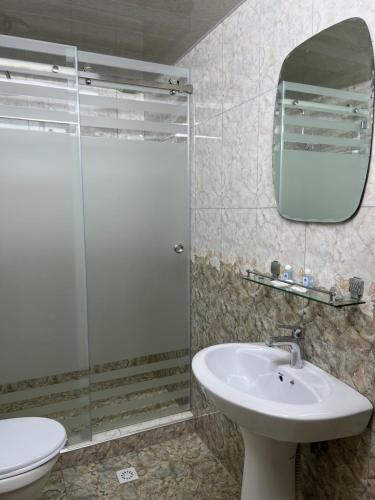 撒马尔罕Hotel Shakhname的一间带玻璃淋浴和水槽的浴室