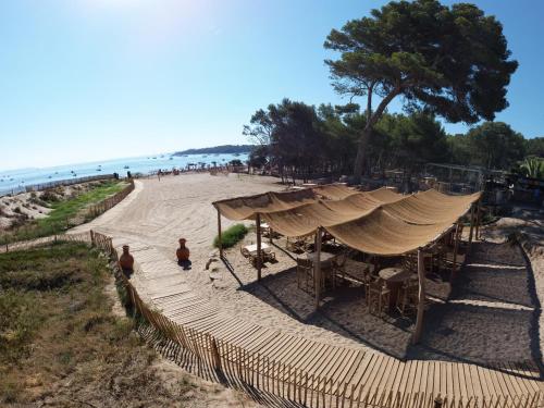 耶尔Le Domaine de la mer - Beach hotel Nature&Authenticité Hyères的海滩景帐篷