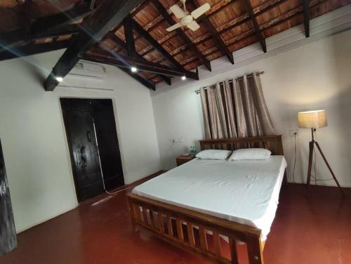 坎努尔Sukūn Heritage -A traditional 4 Bedroom Vacation Villa的一间卧室,卧室内配有一张大床