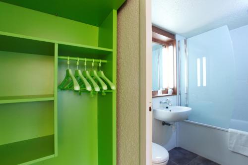 里昂钟楼里昂中央车站佩拉切康弗伦斯酒店的绿色浴室设有卫生间和水槽