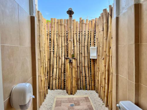 别霍港La Tribu Boutique Hostel for women的浴室设有用木头制成的围栏