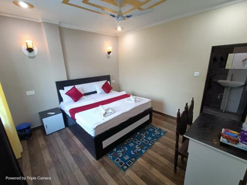 瓦拉纳西Mohit Paying Guest house的一间小卧室,配有一张床和一张桌子