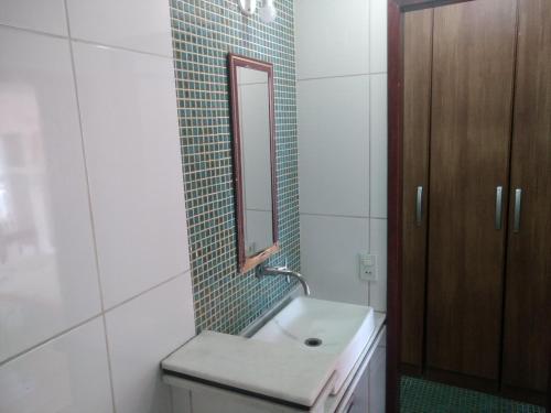 尼泰罗伊Pracinha do cais的一间带水槽和镜子的浴室