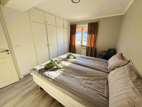 诺尔雪平Nyrenoverat 2-våningshus的一间卧室,卧室内配有一张大床