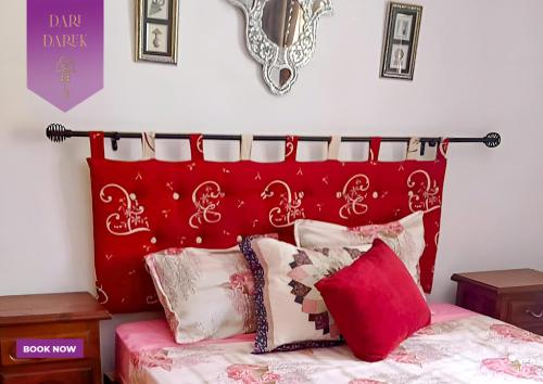 哈马马特Verte Casa的一张带红色床头板和枕头的床
