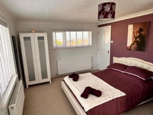 谢林汉姆Sheringham, Norfolk - Seaside Retreat - 15 min walk to beach的一间卧室配有一张带两个弓形床的卧室