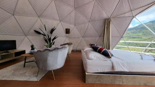 昆达桑Syameen's Glamping Dome的客厅设有床和大窗户
