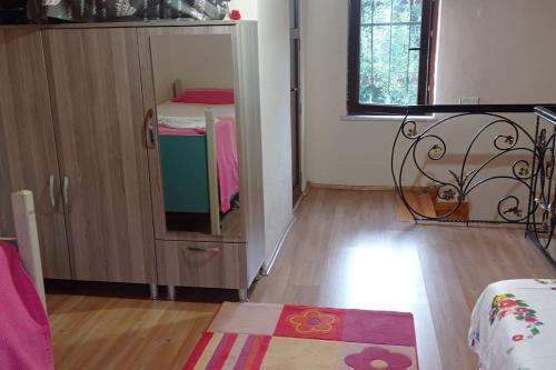 HAS Bağ Evi的一间设有小橱柜的房间,配有桌子和地毯