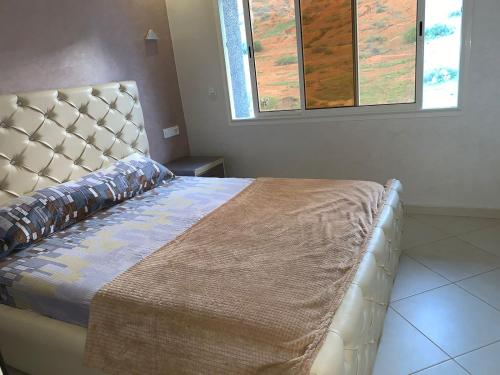 Apartamentos Palace Rif Al Hoceima的一间卧室配有一张大床和大床头板