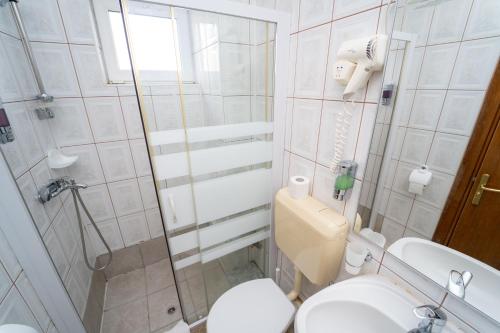 普雷代亚尔Garden Resort by Cota 1200的一间带卫生间和淋浴的小浴室