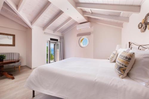 科孚镇Corfu Town Luxury Studio -C的白色的卧室设有白色的床和窗户。