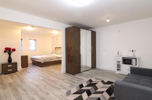 南安普敦Luxury en-suite rooms的客厅配有床和沙发