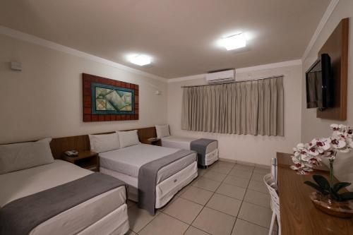 乌贝拉巴Havana Express的一间酒店客房,设有两张床和电视