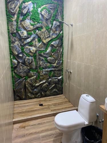塞凡For the best的一间带卫生间的浴室和墙上的绘画