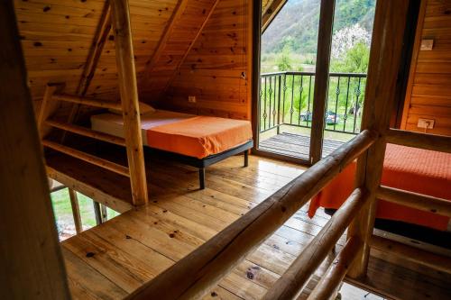 巴伊纳巴什塔Dedin Drinski Dom的小屋内带一张床的客房享有高空景致