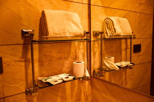 拉马纳塔普拉姆NESTLAYROOMS RAMNAD的浴室提供2个毛巾架和毛巾。
