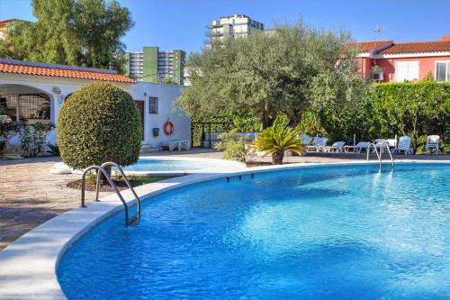 贝尼卡西姆快乐远景酒店的度假村内的一个蓝色海水游泳池