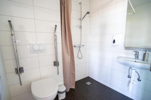 GarðurSkulagardur Country Hotel的一间带卫生间和水槽的浴室
