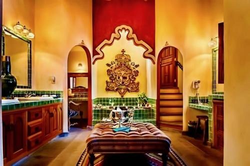阿拉莫斯哈森达桑托酒店的一间拥有红色和绿色墙壁的大浴室