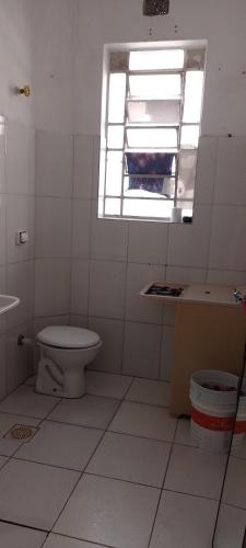 圣保罗Rafa's hostel的一间带卫生间、水槽和窗户的浴室
