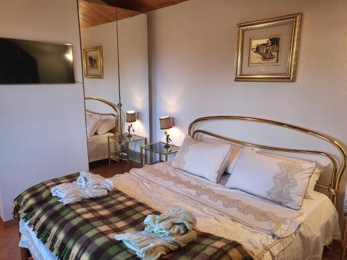 拉帕洛Villa ANGEL的一间卧室配有一张床铺,床上有毯子