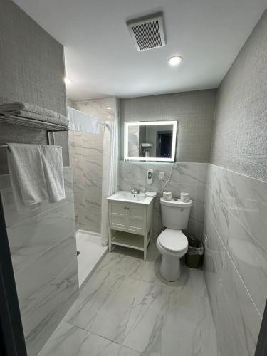 布朗克斯Hotel Fuego Bronx的浴室配有卫生间、盥洗盆和淋浴。