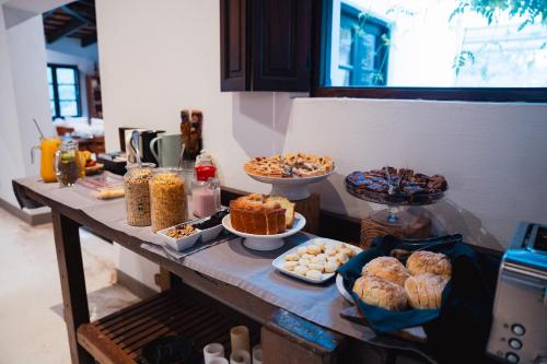 El Encón芬卡瓦伦蒂娜酒店的一张桌子,上面放着各种糕点和甜点
