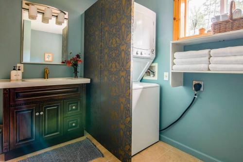腓尼基Serene Retreat on a Stream的一间带冰箱和水槽的小厨房