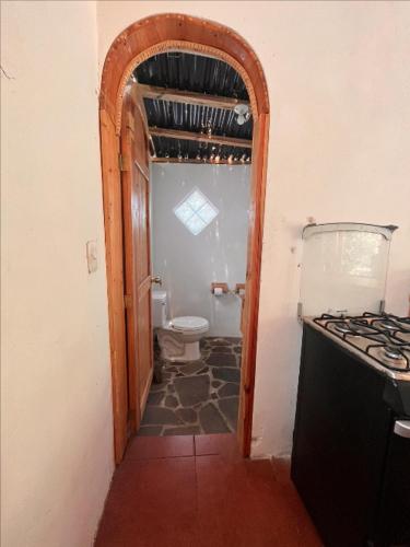 TzununáBeautiful Cabin at Gaia Temple的通往带卫生间的浴室的开放式门
