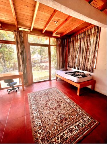 TzununáBeautiful Cabin at Gaia Temple的卧室配有一张床,地板上铺有地毯