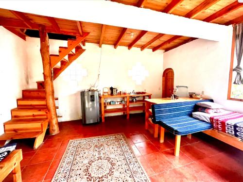 TzununáBeautiful Cabin at Gaia Temple的一间带楼梯的客厅和一间厨房