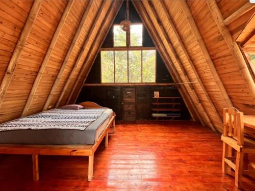 TzununáBeautiful Cabin at Gaia Temple的小木屋内一间卧室,配有一张床