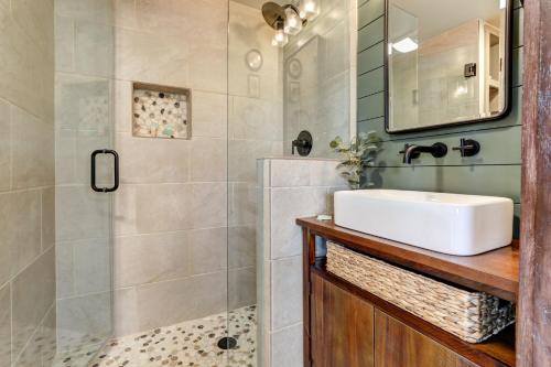 MarblehillChalet 254 - Cozy luxury in Big Canoe的一间带水槽和淋浴的浴室