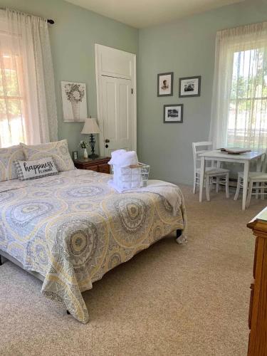 卡纳布The Mayor's Suite @ The Historic Kanab Inn的卧室配有一张床和一张桌子及椅子