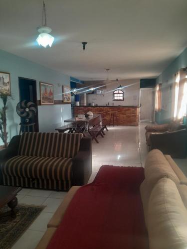 萨夸雷马Excelente casa em Saquarema a 100 passos do mar的带沙发的客厅和带桌子的用餐室