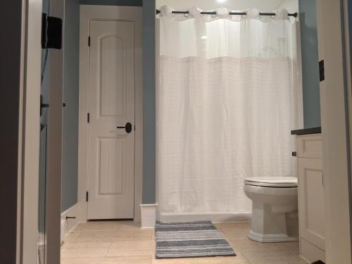 夸利库姆海滩Mountain House of Wonder的浴室配有白色的浴帘和卫生间