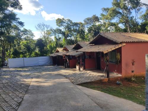 新利马Pousada Rota dos Macacos的前面有白色围栏的房子