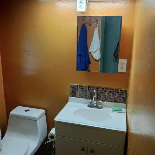 凯阿奥Studio的一间带卫生间、水槽和镜子的浴室