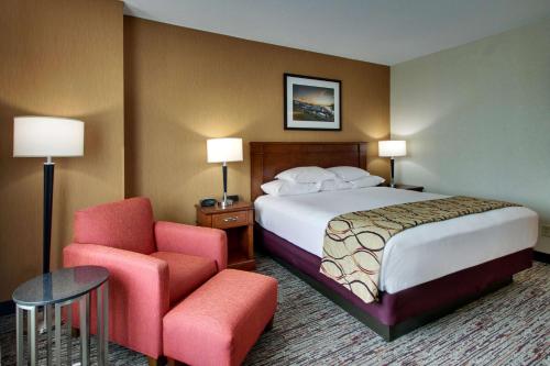 夏洛特诺斯莱克夏洛特德鲁里套房酒店的配有一张床和一把椅子的酒店客房