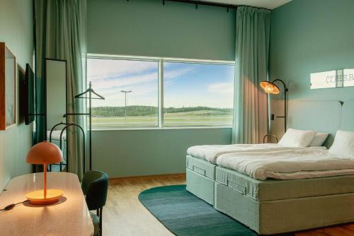 兰德维特Scandic Landvetter的一间卧室设有一张床和一个大窗户