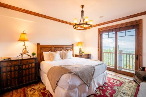 帕克城Luxury Amenities & Year-Round Recreation at Deer Valley Grand Lodge 307!的一间卧室设有一张床和一个大窗户
