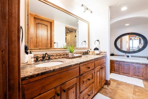 帕克城Luxury Amenities & Year-Round Recreation at Deer Valley Grand Lodge 307!的一间带水槽和大镜子的浴室