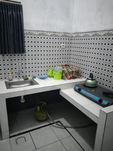 庞越Homestay Aisyah Bromo的一个带水槽和柜台的小厨房