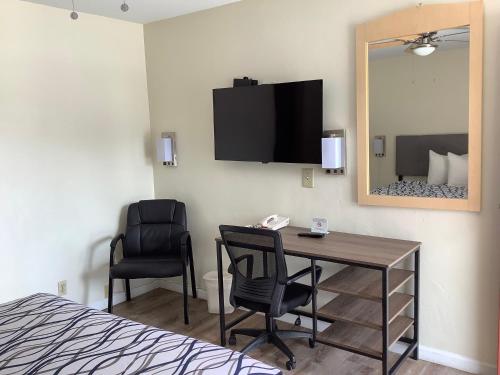 圣克鲁兹国家9号汽车旅馆的客房设有书桌、椅子和镜子